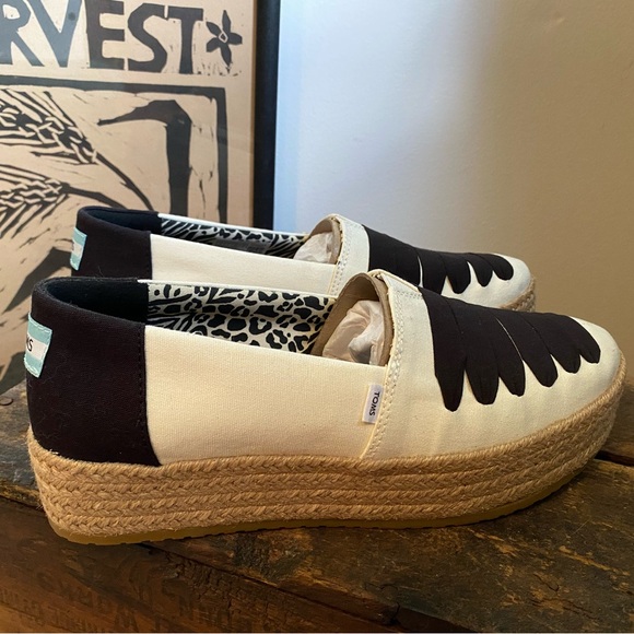 NWT Ladies Toms size 9, espadrilles style - Picture 2 of 6